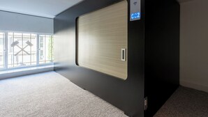 En moderne elevator med et kontrolpanel, der viser '002'.