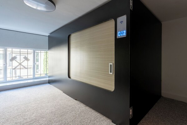 Habitación individual estándar | Ropa de cama de alta calidad, edredón y escritorio 