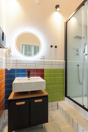 Standard-Doppelzimmer, 1 Doppelbett | Badezimmer | Dusche, Haartrockner, Handtücher, Seife
