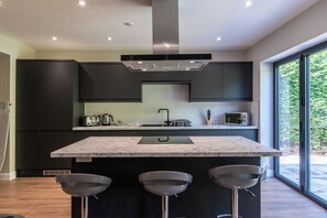 Bungalow | Private kitchen | Fridge, microwave, oven, stovetop