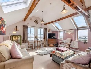 Living area - Ocean View Luxury top Floor Harbourside Apartment (Lowestoft)