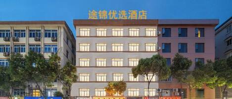 A hotel building with multiple floors and a sign indicating it is a hotel.