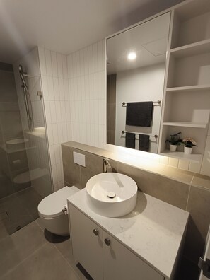 Secadora de cabello, toallas, jabón, shampoo