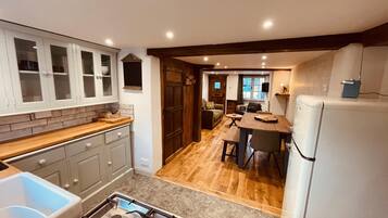Cottage | Private kitchen | Fridge, oven, stovetop, electric kettle