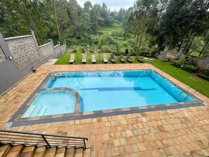 Apartment | Pool | Indoor pool - Executive 3-bed Apartment in Kitusuru, Nairobi (Nairobi)