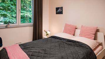 1 slaapkamer, een bureau, een strijkplank/strijkijzer, wifi