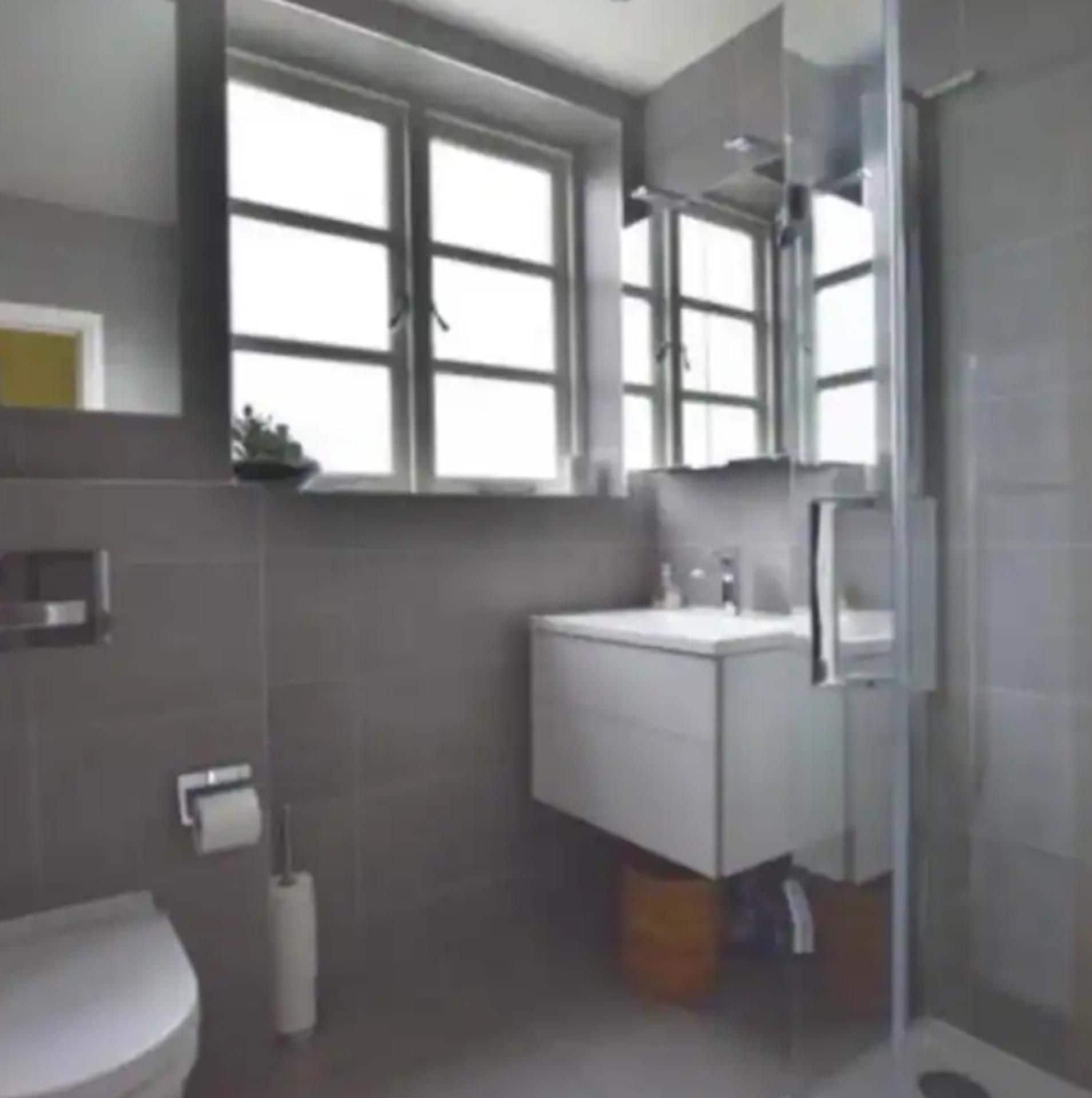 Ein Badezimmer mit Toilette, Waschbecken und Duschbereich.