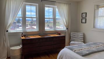 4 bedrooms, desk, iron/ironing board, WiFi
