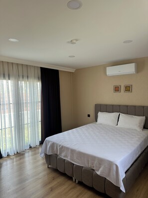Habitación Deluxe, vistas al jardín | Ropa de cama hipoalergénica y minibar