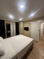 Family Room | Hypo-allergenic bedding, minibar, laptop workspace, soundproofing