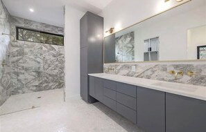 Een douche, een haardroger, handdoeken, zeep