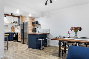 Private kitchen - Charming 2-bedroom apartment with WiFi in beautiful Seattle (Seattle)