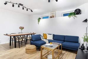 Living area - Charming 2-bedroom apartment with WiFi in beautiful Seattle (Seattle)