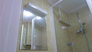 Serviettes fournies, papier toilette