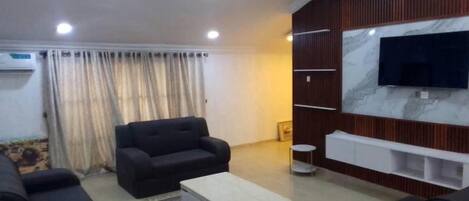 Apartment | Wohnbereich | Fernseher