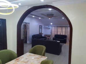 Dining - House - Sleeps 6 & Free Parking (Lagos)