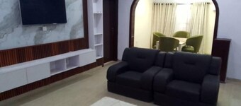 House - Sleeps 6 & Free Parking