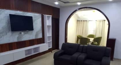 House - Sleeps 6 & Free Parking