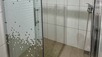Doccia, asciugacapelli, bidet, asciugamani