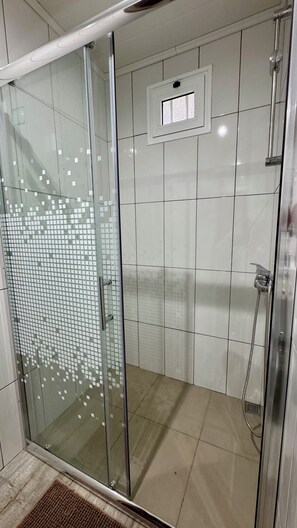 Ducha, secador de pelo, bidé y toallas