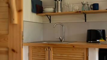 Een microgolfoven, een broodrooster, kookgerei, borden en bestek