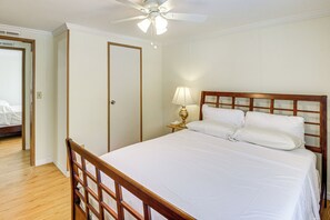 3 bedrooms, desk, iron/ironing board, travel cot - Crescent City Home w/ Charcoal Grill: Near 3 Lakes (Crescent City)