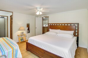 3 habitaciones, escritorio y tabla de planchar con plancha 