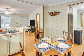 Dining - Crescent City Home w/ Charcoal Grill: Near 3 Lakes (Crescent City)
