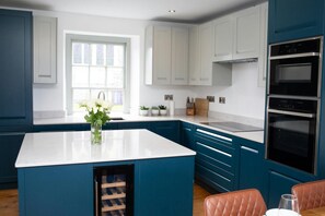 Fridge, microwave, oven, dishwasher - Island House, Aberaeron (Aberaeron)