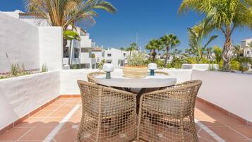 Apartamento | Restaurante al aire libre