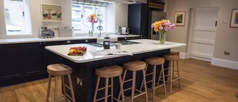 冷蔵庫、電子レンジ、オーブン、コンロ