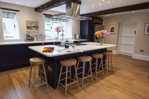 Fridge, microwave, oven, stovetop - Fabulous 5* Cotswold Farmhouse with Hot Tub (Brokenborough)