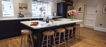 Fabulous 5* Cotswold Farmhouse with Hot Tub