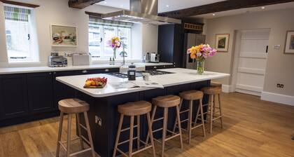 Fabulous 5* Cotswold Farmhouse with Hot Tub