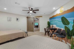 4 bedrooms, WiFi, bed sheets - Charming Zenith home-4BRs- amazing pool- mini golf - Houston I-610&US290
 (Houston)