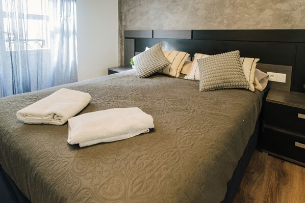 4 bedrooms, iron/ironing board, WiFi, bed sheets