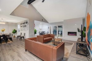 Interior - SoHo Retreat-5BRS home-Pool Patio Deck-Houston (Houston)