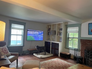 Smart TV, books, computer monitors - Ocean view house, 2-bedroom+den+sleeping porch, sleeps 7 in Cotuit, pet-friendly (Barnstable)