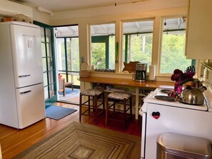 Kylskåp, mikrovågsugn, ugn och spishäll