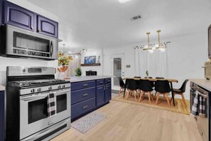 Fridge, microwave, oven, stovetop - Stylish Boho Home-5Brs- amazing Pool-Patio- 2tvs- DeerPark (Deer Park)