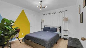 5 slaapkamers, een bureau, een strijkplank/strijkijzer, gratis wifi