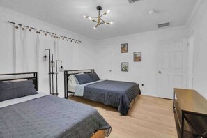 5 bedrooms, desk, iron/ironing board, free WiFi - Stylish Boho Home-5Brs- amazing Pool-Patio- 2tvs- DeerPark (Deer Park)