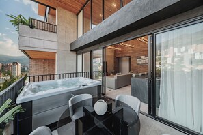Outdoor dining - Luxury 2490 sqft Duplex with unbeatable city view with pool and gym (Medellín)