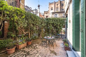 Outdoor dining - Ca' Margherita Apartment in Dorsoduro (Venice)