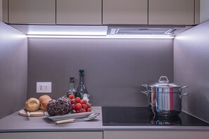 Refrigerador, horno, lavavajillas y cafetera y tetera