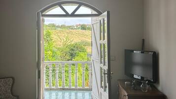 4 slaapkamers, een strijkplank/strijkijzer, reisbedje, gratis wifi