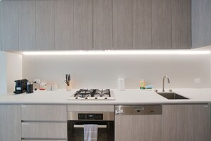 Jääkaappi, mikroaaltouuni, uuni, liesi