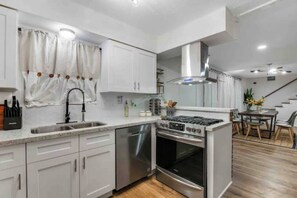 Grille-pain, tables à manger