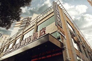 Un edificio de varios pisos con letreros que indican que es un hotel.