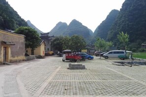 Property grounds - Fengguan Mountain Meilu Village Inn (Yangshuo Yulong River Scenic Area) (Yangshuo)